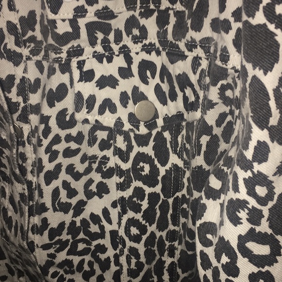 PrettyLittleThing—Leopard Oversized Denim Jacket - Picture 3 of 3